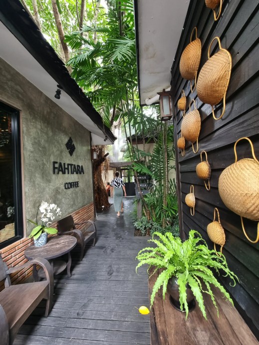 Fahtara Coffee breezeway, Thai massage tips